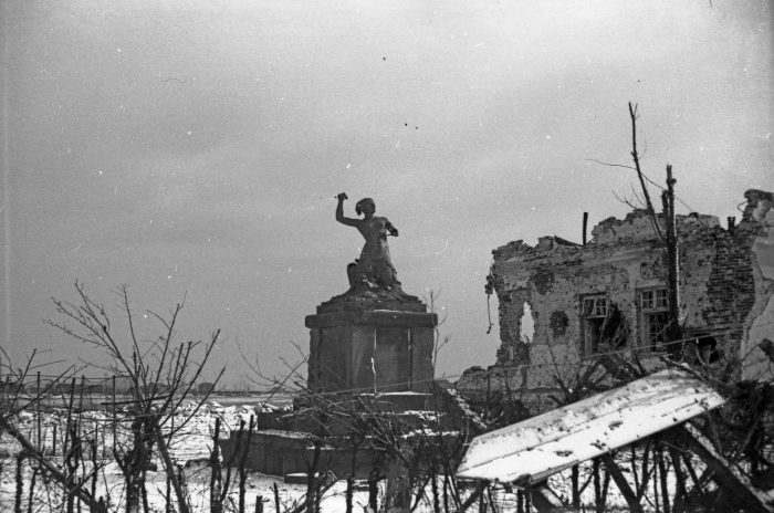 Pomnik Syrenki na Powiślu po powstaniu warszawskim