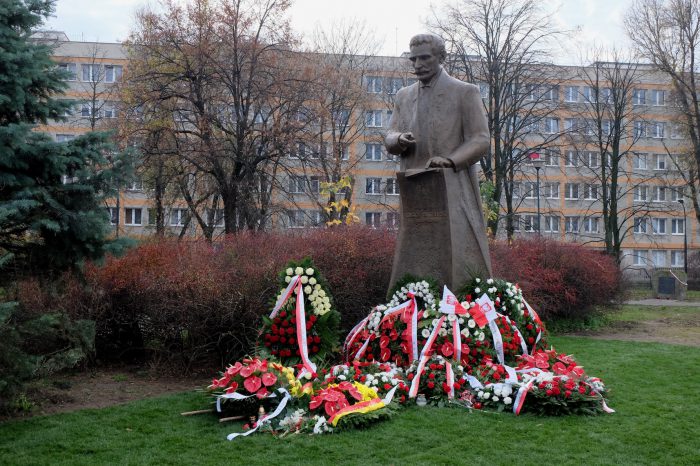 Pomnik Ignacego Daszyńskiego na placu Na Rozdrożu w Warszawie