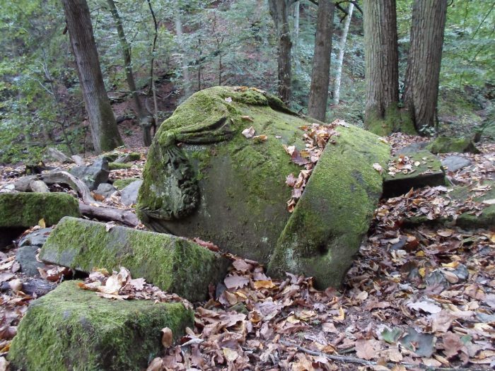 pomnik dzieci Hochbergów, fot. za http://dolnoslaskiemiasta.blogspot.com